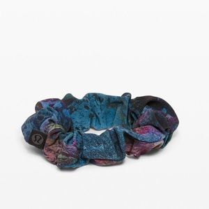 Lululemon Uplifting Scrunchie